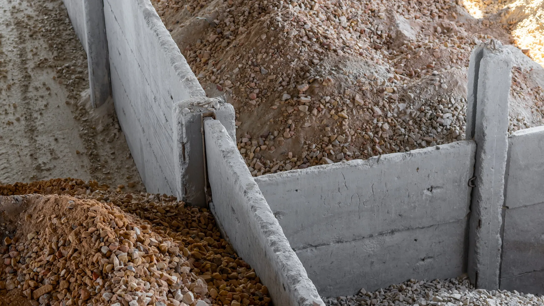 Crushed refractory aggregate